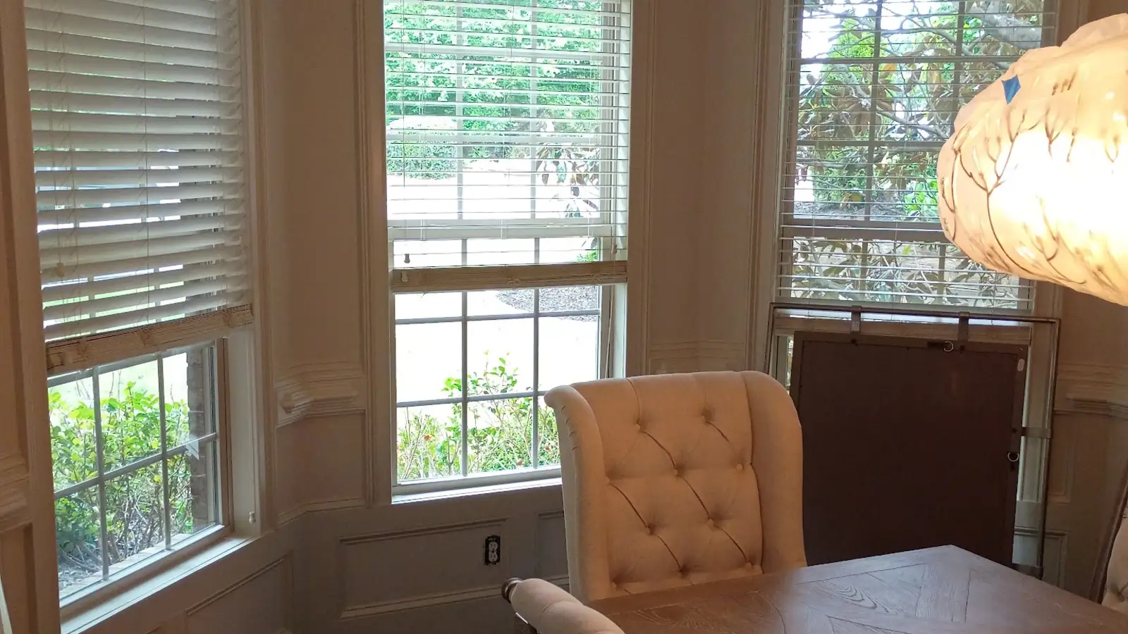 Dining room bay window with crisp painted trim, from a Wheeler Painting interior project